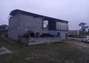 Empresa de armazenamento de lixo tóxico e incineração de animais é interditada pela Polícia Civil em Araruama