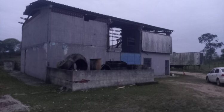 Empresa de armazenamento de lixo tóxico e incineração de animais é interditada pela Polícia Civil em Araruama