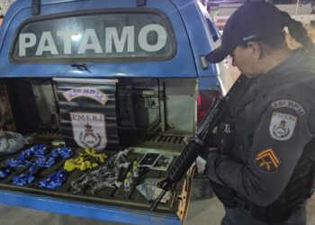 Casal do tráfico oferece suborno à PM e acaba atrás das grades