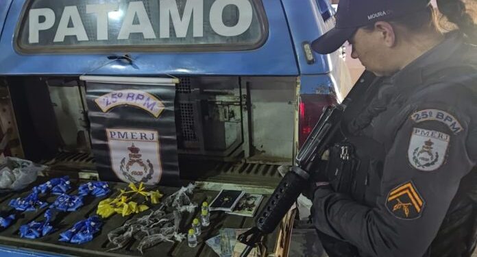 Casal do tráfico oferece suborno à PM e acaba atrás das grades