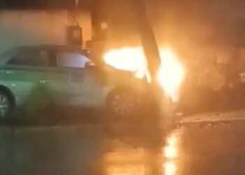 Táxi roubado pega fogo após ladrão colidir em poste durante fuga