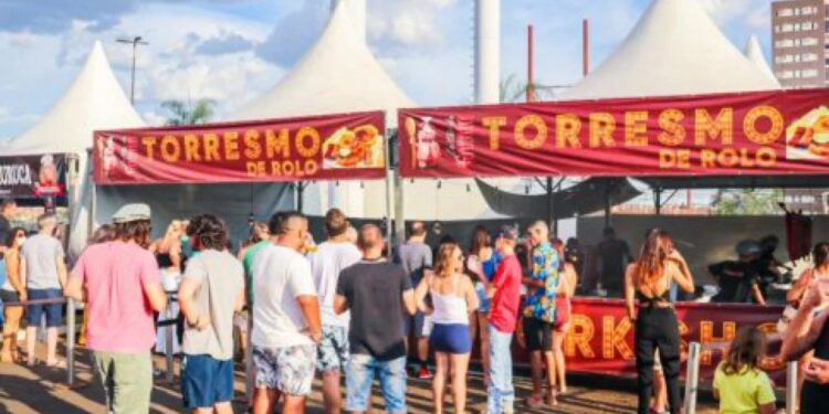 Festival de Torresmo segue até domingo em Cabo Frio