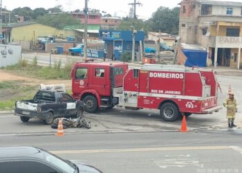 Acidente entre carro e moto deixa três pessoas feridas na RJ-106 em Cabo Frio