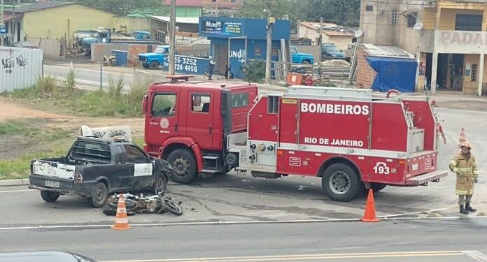 Acidente entre carro e moto deixa três pessoas feridas na RJ-106 em Cabo Frio