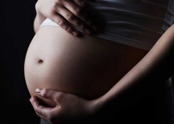 Namorado agride grávida com chutes na barriga