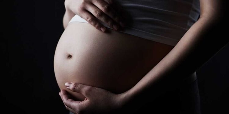 Namorado agride grávida com chutes na barriga