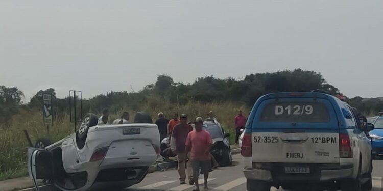 Carro capota e deixa quatro feridos, em Itaipuaçu