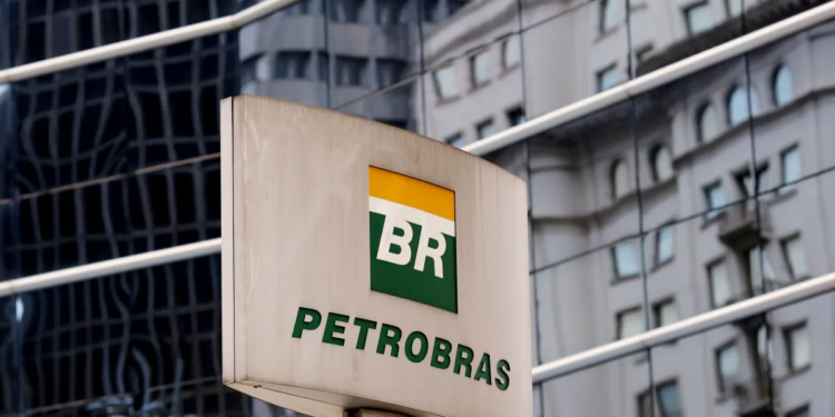 Petrobras anuncia nova redução no preço da gasolina