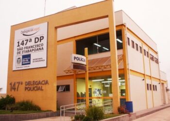 Bandidos rendem pai e filho dentro de casa, roubam dinheiro e moto, e atiram em uma das vítimas