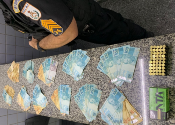 Polícia apreende carro com R$ 10 mil e 50 munições na BR-101, em Campos