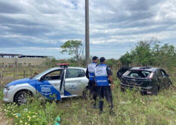 Homem rouba carro, troca tiros com a PM e acaba preso