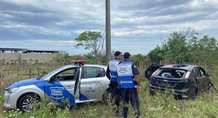 Homem rouba carro, troca tiros com a PM e acaba preso