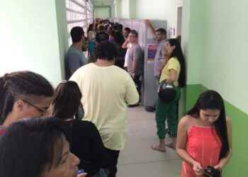 Eleitores reclamam de filas de até 3 horas para votar