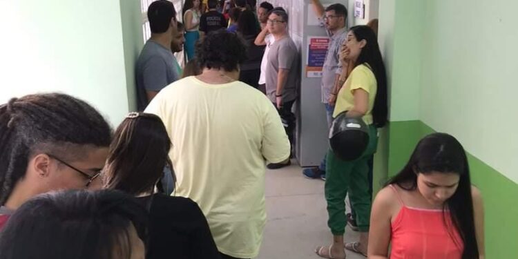 Eleitores reclamam de filas de até 3 horas para votar