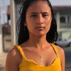 Jovem morre após ser baleada na janela de casa