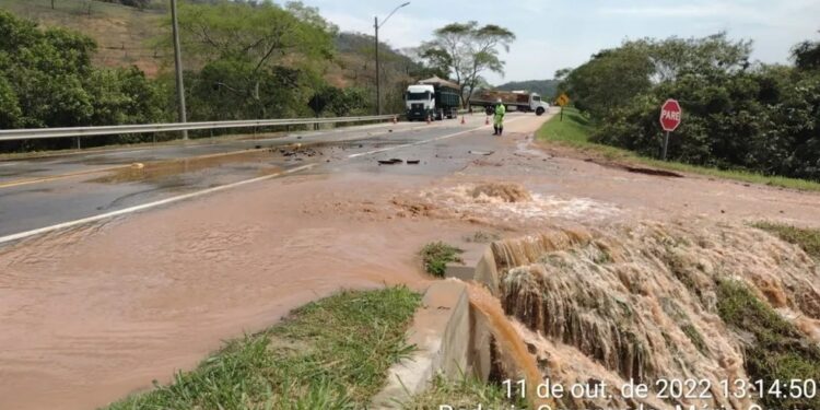 Cedae conclui reparo em adutora que se rompeu na BR 101