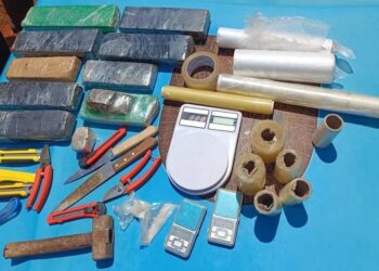 PM encontra tabletes de maconha enterrados em galão em Itaperuna