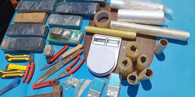 PM encontra tabletes de maconha enterrados em galão em Itaperuna