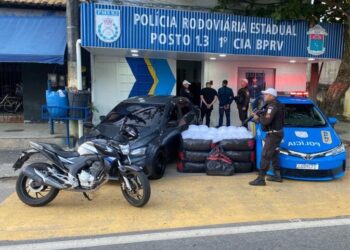 BPRv prende dupla de traficantes com 50 mil pinos vazios de cocaína na Via Lagos