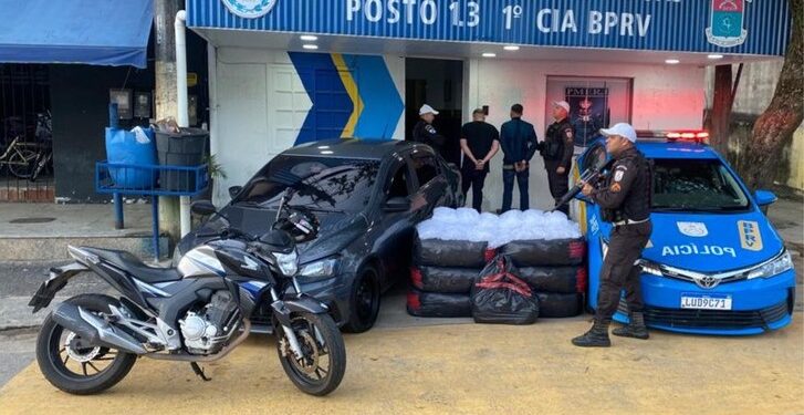 BPRv prende dupla de traficantes com 50 mil pinos vazios de cocaína na Via Lagos