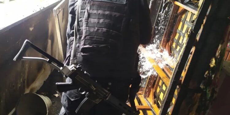 Policiais apagam incêndio em casa usando baldes com água, em Arraial do Cabo