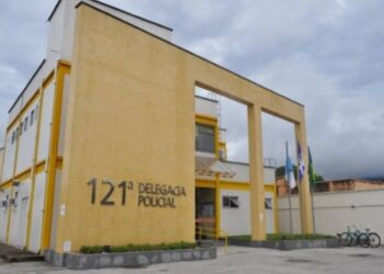 Homem é flagrado estrangulando companheira grávida