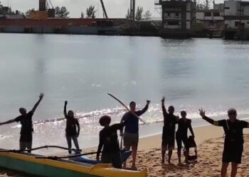 Canoa Polinésia com seis pessoas vira em Macaé