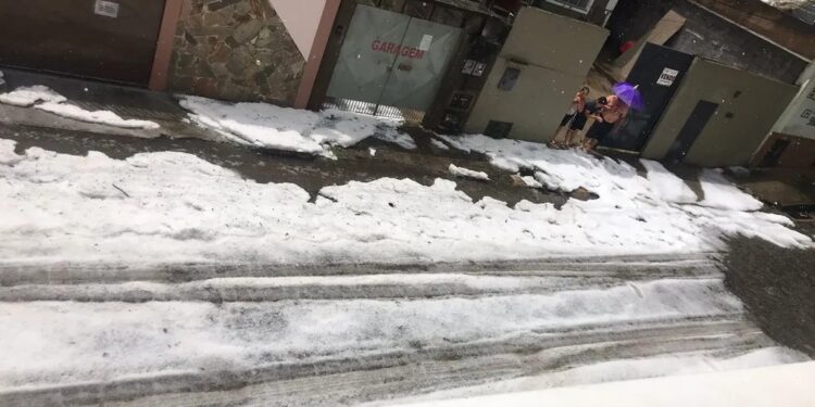 Chuva de Granizo causa transtornos em Cordeiro