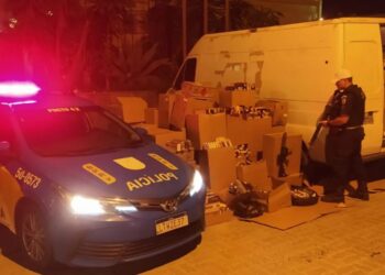 Van com carga de cigarros roubada é apreendida e BPRv prende suspeito em Araruama