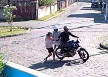 Polícia identifica dupla que arrastou idosa em assalto