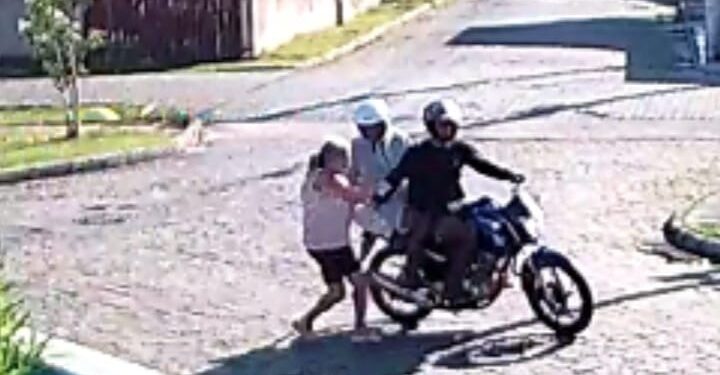 Polícia identifica dupla que arrastou idosa em assalto