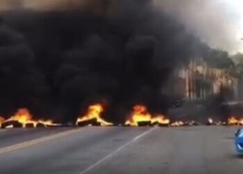 Caminhoneiros interditam BR-101, em Campos, na manhã de hoje