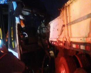Acidente entre ônibus e carreta deixa 20 feridos na BR-101