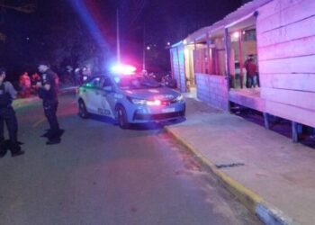 Homem é morto a tiros em frente a bar