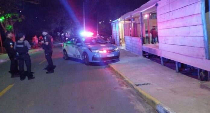 Homem é morto a tiros em frente a bar