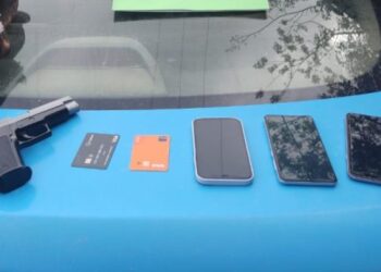 Criminoso é preso após capotar carro roubado durante perseguição policial