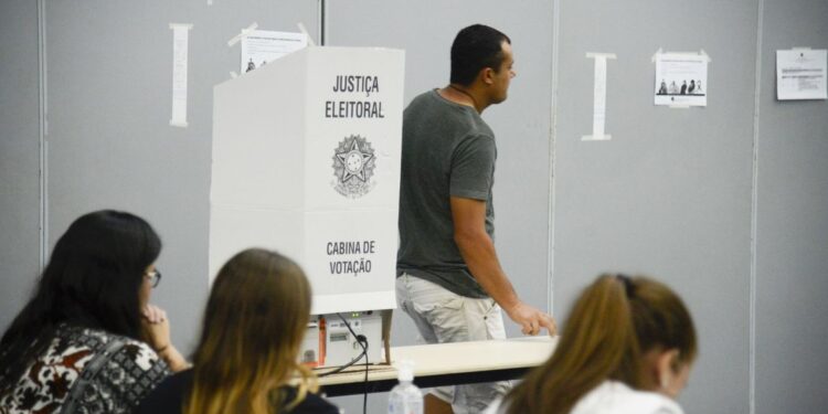Após nove horas, horário de votação termina em todo o país