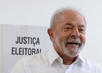 Lula vota em São Bernardo e diz esperar “boa transição” se for eleito