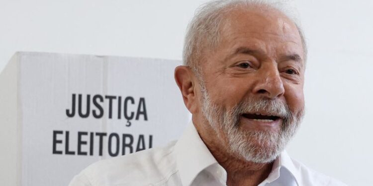 Lula vota em São Bernardo e diz esperar “boa transição” se for eleito