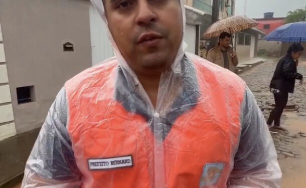 Raio mata homem e cidade sofre com alagamentos