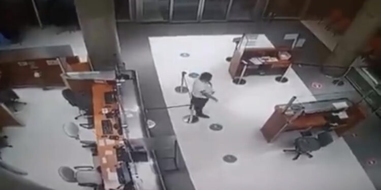 Segurança de sanatório recepciona, oferece cadeira de rodas e conversa com fantasma?