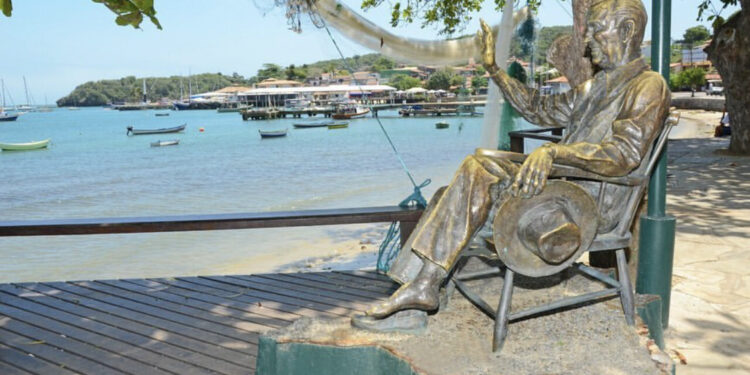 Os “caras de pau”: quarteto furta estátua de JK na Orla Bardot