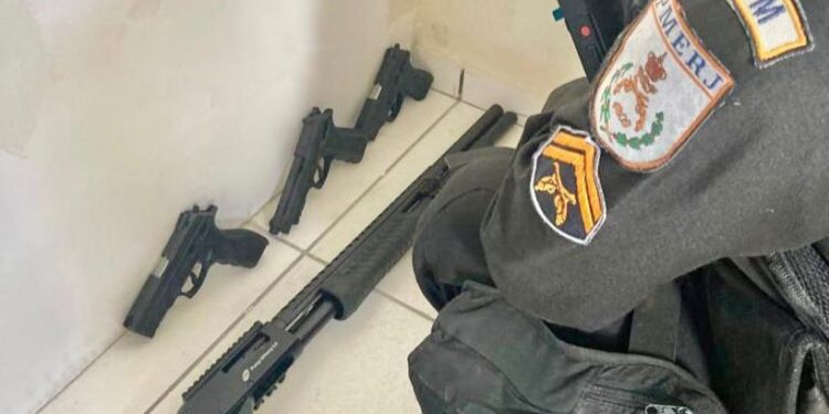 PM prende homem por ameaçar ex-esposa e apreende armas em Saquarema