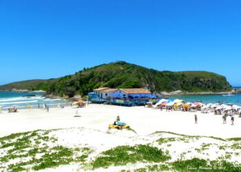 Justiça determina demolição de quiosques na Praia das Conchas, em Cabo Frio