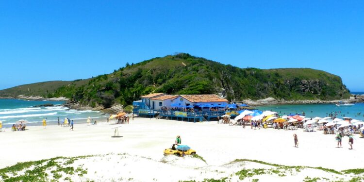 Justiça determina demolição de quiosques na Praia das Conchas, em Cabo Frio