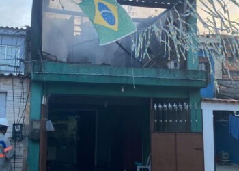 Dois idosos e um cachorro são resgatados de incêndio