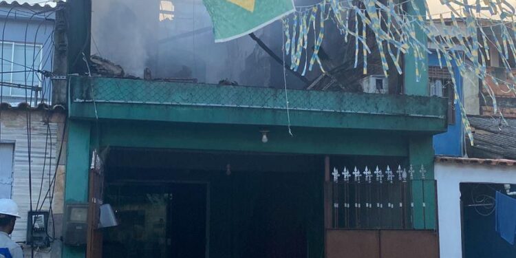 Dois idosos e um cachorro são resgatados de incêndio