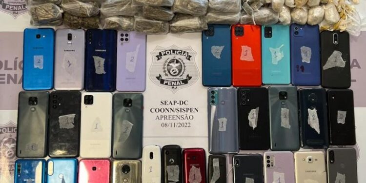 Celulares e drogas são apreendidos durante operação em presídio de Campos