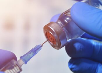 Saúde diz que vacinas bivalentes chegarão ao Brasil em dezembro, Butantan rebate