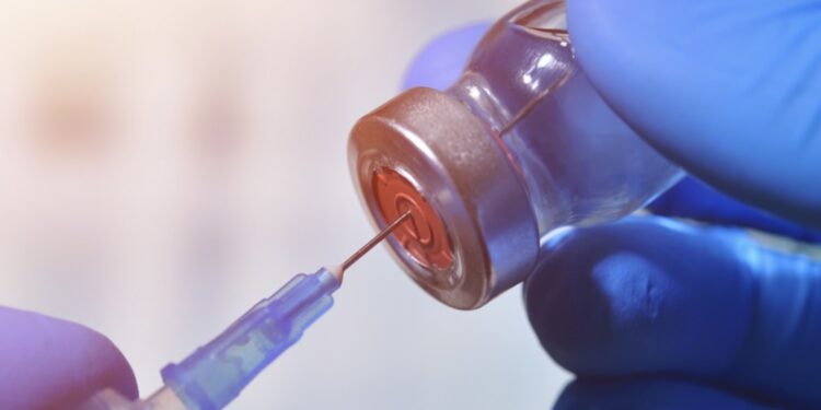 Saúde diz que vacinas bivalentes chegarão ao Brasil em dezembro, Butantan rebate